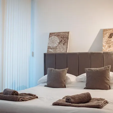 & Spacious, Sleeps 8, Perfect For Groups Apartment Leeds (West Yorkshire)