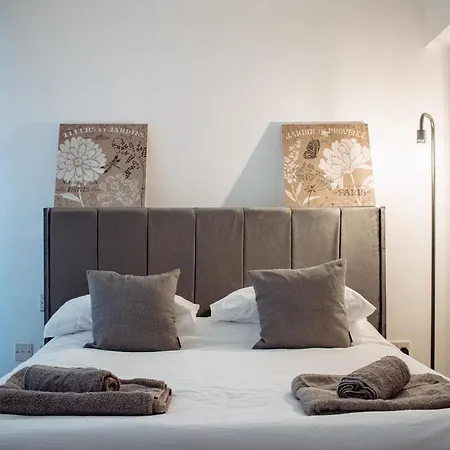 & Spacious, Sleeps 8, Perfect For Groups Apartment *