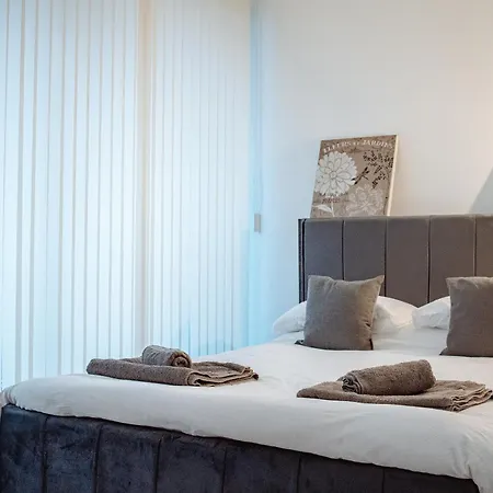 Apartment & Spacious, Sleeps 8, Perfect For Groups *