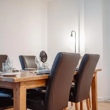 & Spacious, Sleeps 8, Perfect For Groups * Leeds (West Yorkshire)