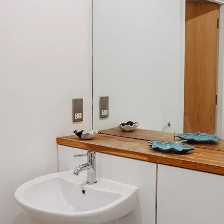 & Spacious, Sleeps 8, Perfect For Groups Apartment