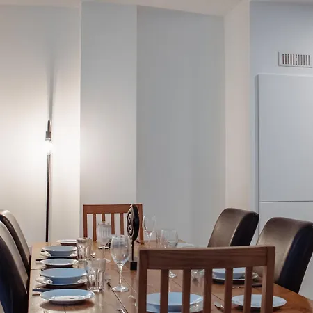 & Spacious, Sleeps 8, Perfect For Groups * Leeds (West Yorkshire)