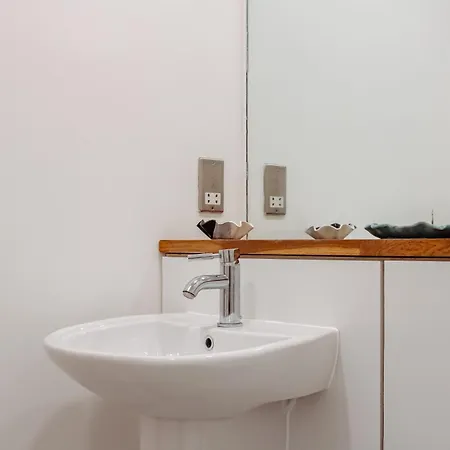 & Spacious, Sleeps 8, Perfect For Groups Apartment Leeds (West Yorkshire)
