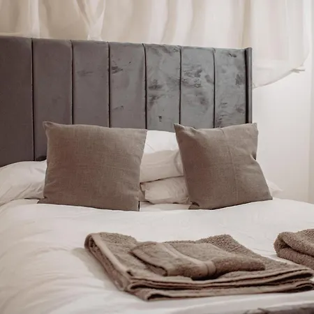 Apartment & Spacious, Sleeps 8, Perfect For Groups