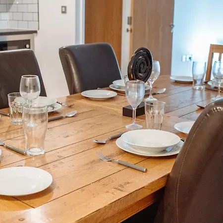 Apartment & Spacious, Sleeps 8, Perfect For Groups Leeds (West Yorkshire)