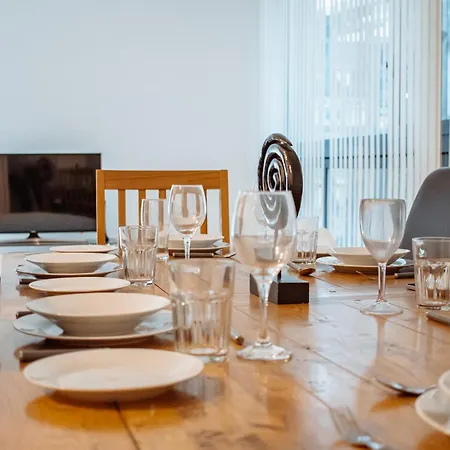 & Spacious, Sleeps 8, Perfect For Groups Leeds (West Yorkshire)