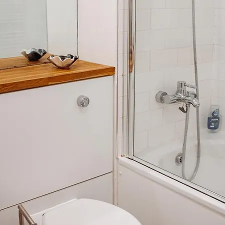 & Spacious, Sleeps 8, Perfect For Groups Apartment Leeds (West Yorkshire)
