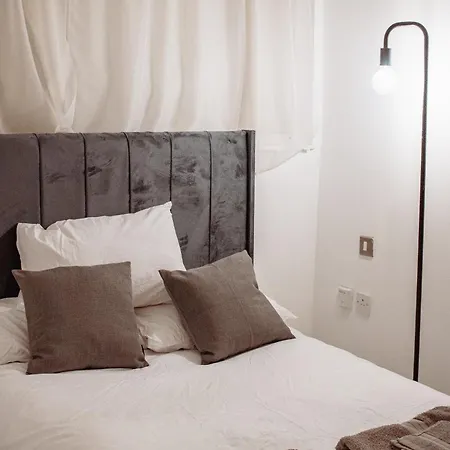 & Spacious, Sleeps 8, Perfect For Groups Apartment