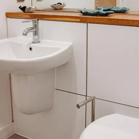 Apartment & Spacious, Sleeps 8, Perfect For Groups Leeds (West Yorkshire)