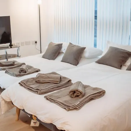 & Spacious, Sleeps 8, Perfect For Groups * Leeds (West Yorkshire)