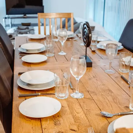 & Spacious, Sleeps 8, Perfect For Groups * Leeds (West Yorkshire)
